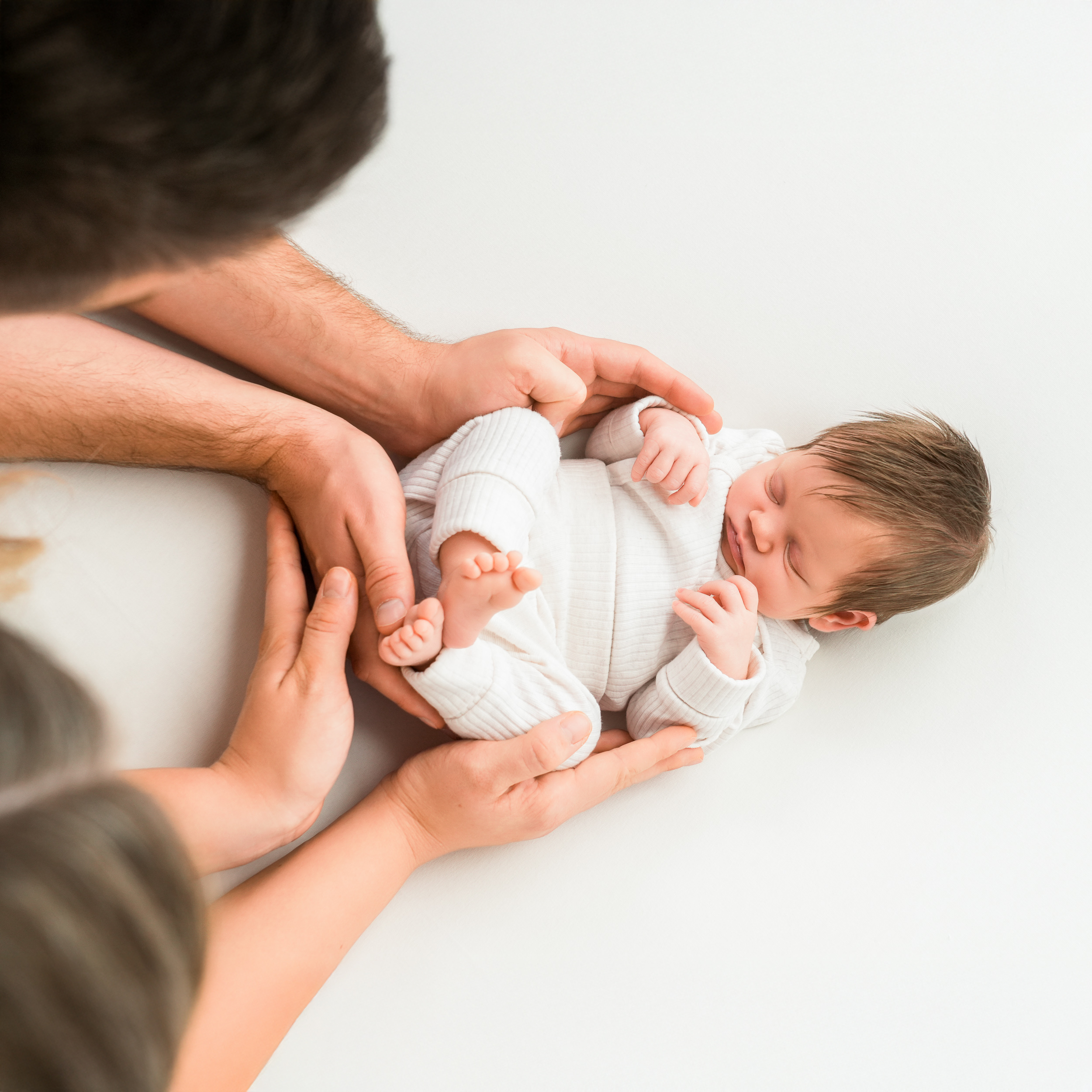 Babyfotograf im Allgäu – liebevolles Newbornfoto im Studio in Weiler
